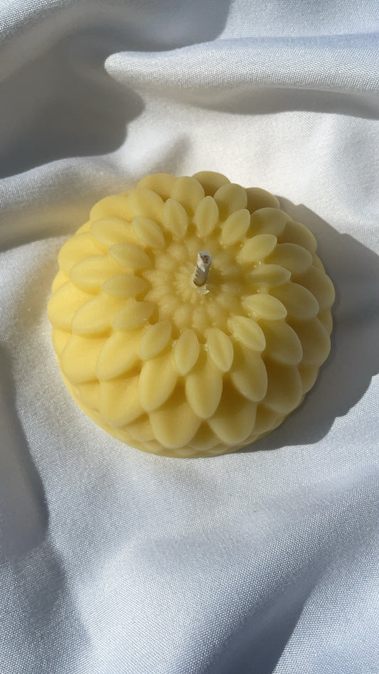Geometric flower candle